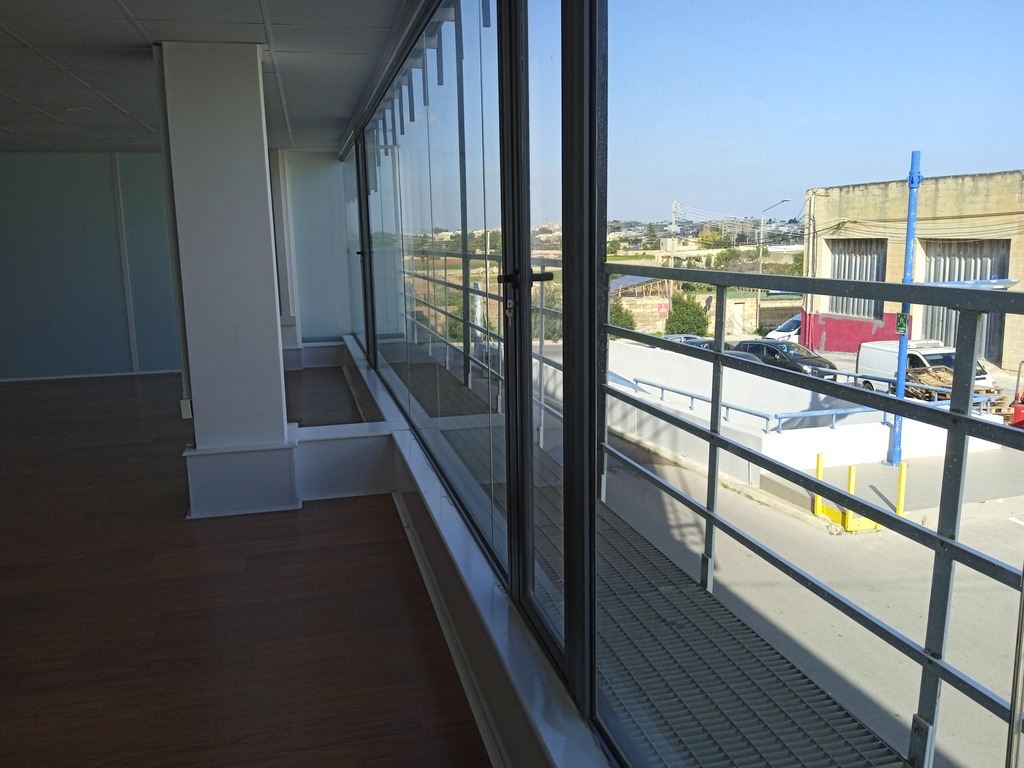 Office for Long Let in Gudja - €1,550/month photo 3