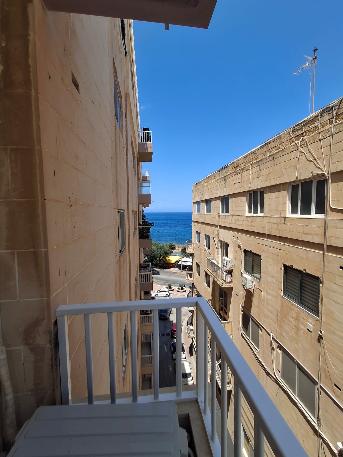 Beautifully Refurbished 2-Bedroom Apartment in Sliema photo 2