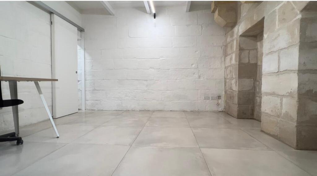 Office for Long Let in Valletta - €1,400/month photo 7