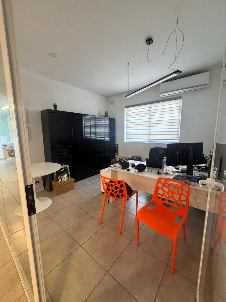 Office for Long Let in Santa Venera - €1,500/month photo 7