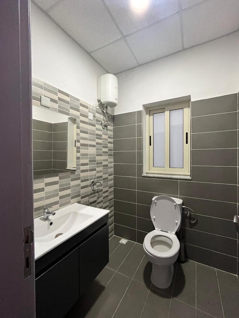 Office for Long Let in Ħamrun - €1,500/month photo 9