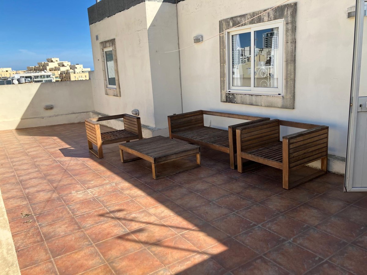 Beautifully Furnished 2-Bedroom Penthouse with Sea Views in St Julians photo 8