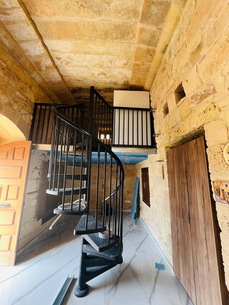 2 Bedroom Farmhouse for Long Let in Marsaskala - €3,000/month photo 6