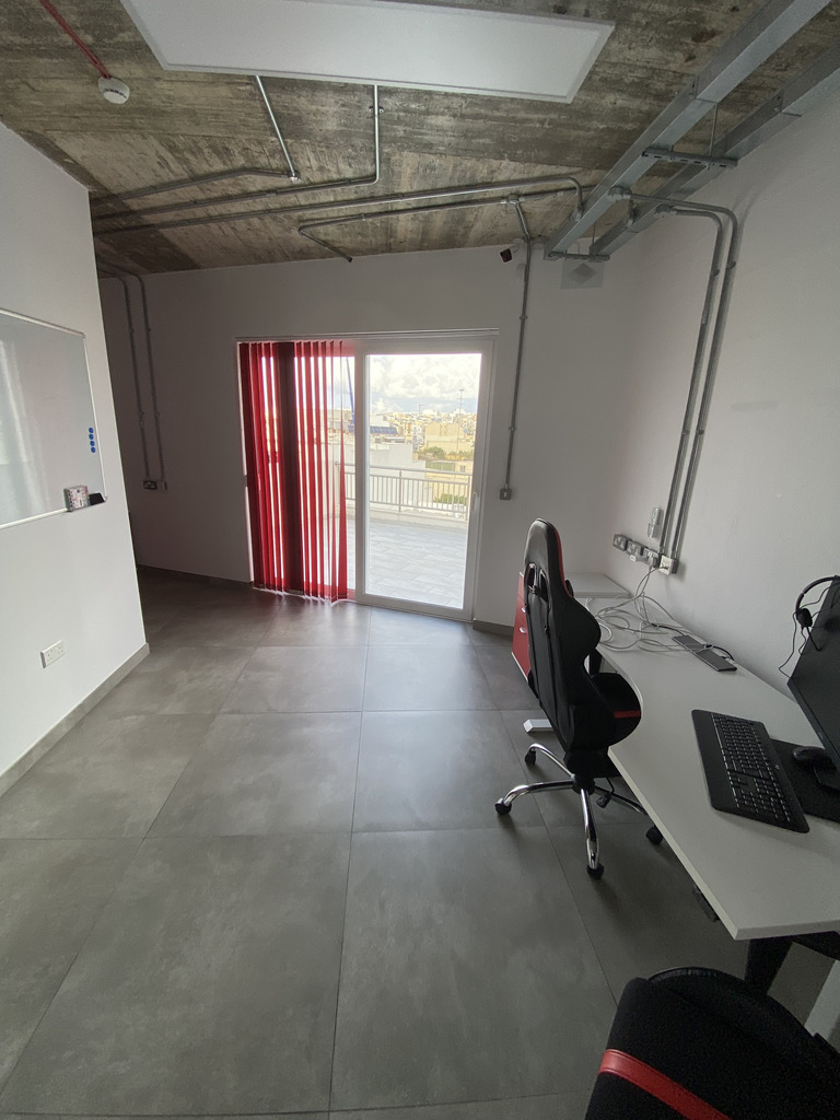 Office for Long Let in Mosta - €2,000/month photo 5