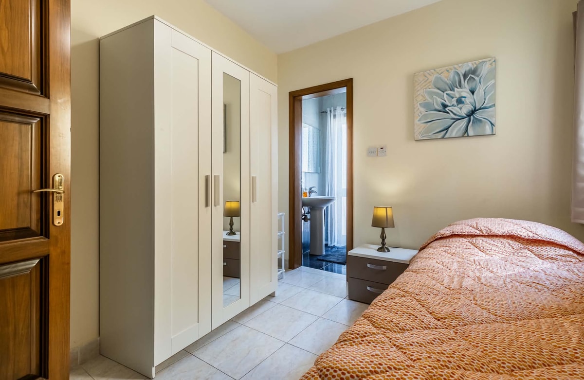 Magnificent Seafront 3-Bedroom Apartment with Stunning Salt Pan Views in Salina photo 6