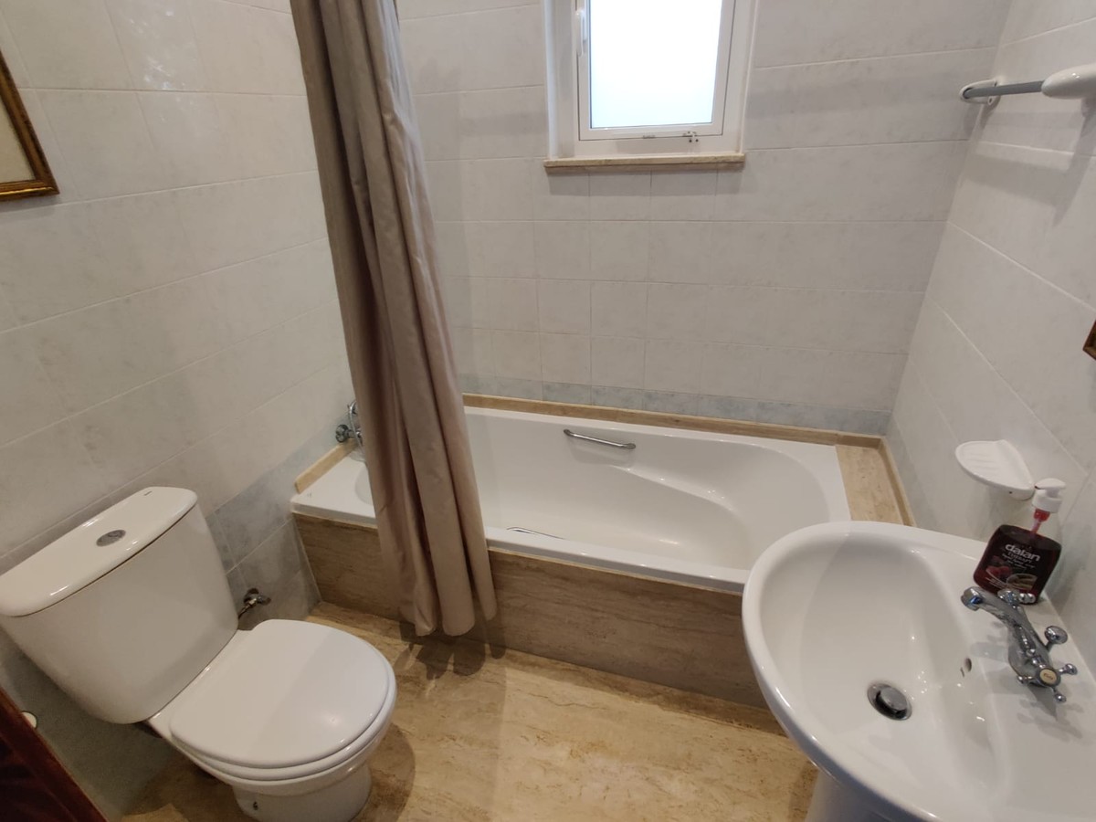 3 Bedroom Ensuite Apartment for Long Let in Valletta - €2,500/month photo 9