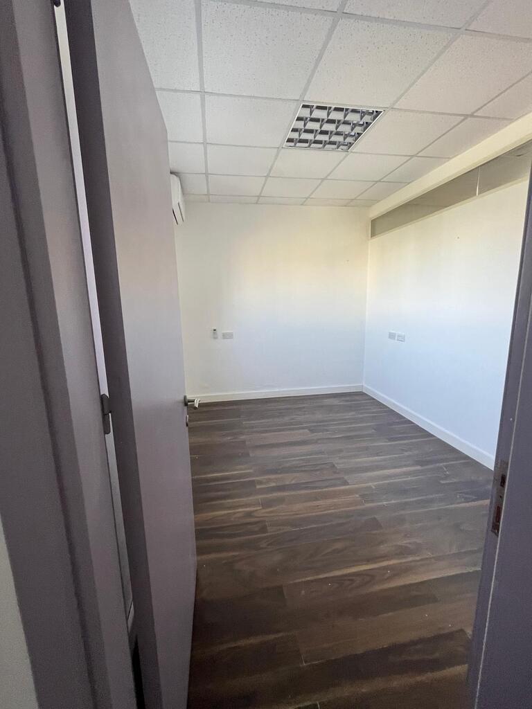 Office for Long Let in Ħamrun - €1,500/month photo 4