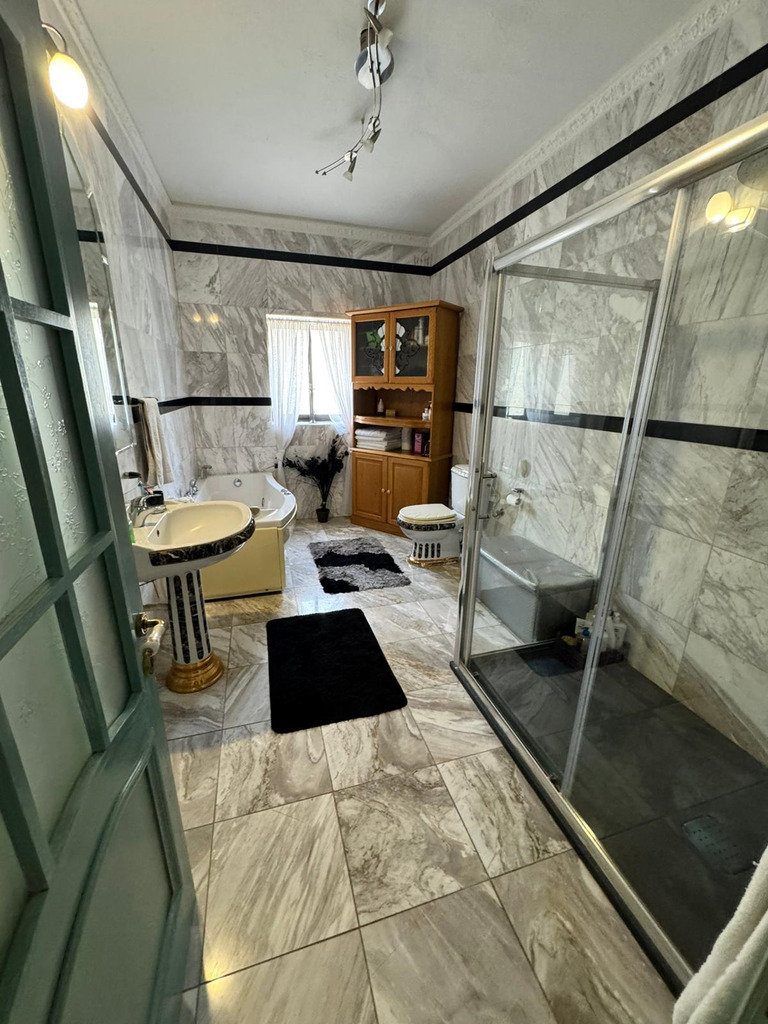 3 Bedroom Villa for Long Let in Pembroke - €3,500/month photo 14