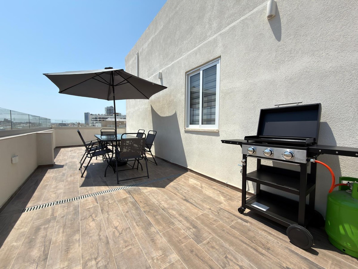 Modern 1-Bedroom Penthouse with Large Terrace in Gzira photo 3