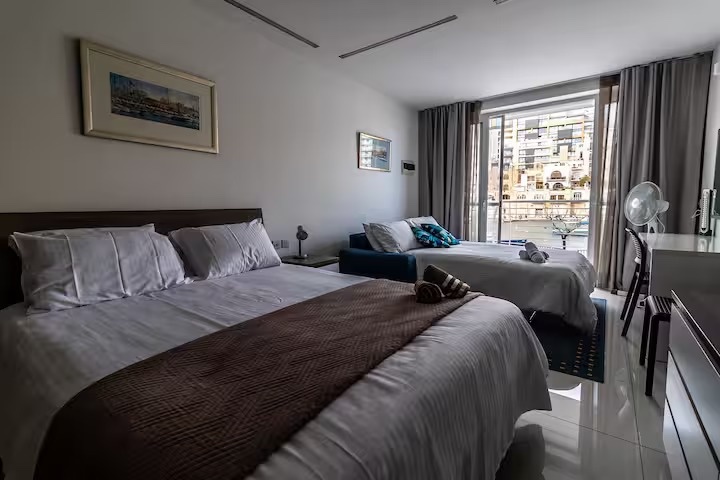 Beautiful Seafront House in Spinola Bay in St. Julians photo 5