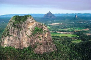 SPECTACULAR GLASS HOUSE MOUNTAINS