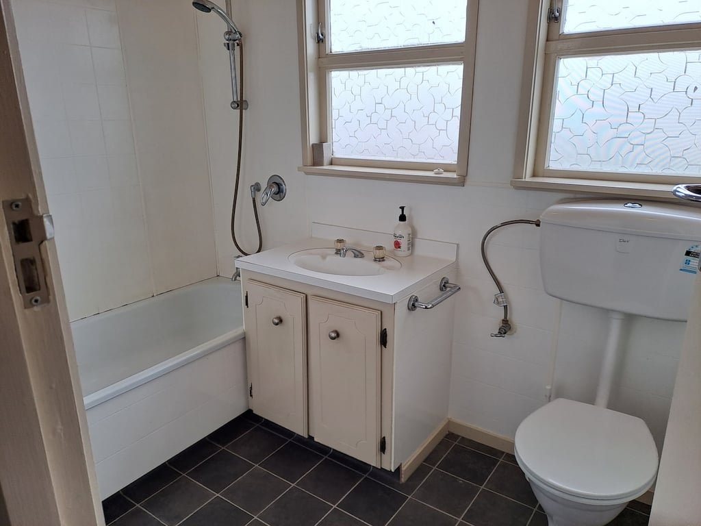 Large Home In Richmond Heights Includes Wifi
