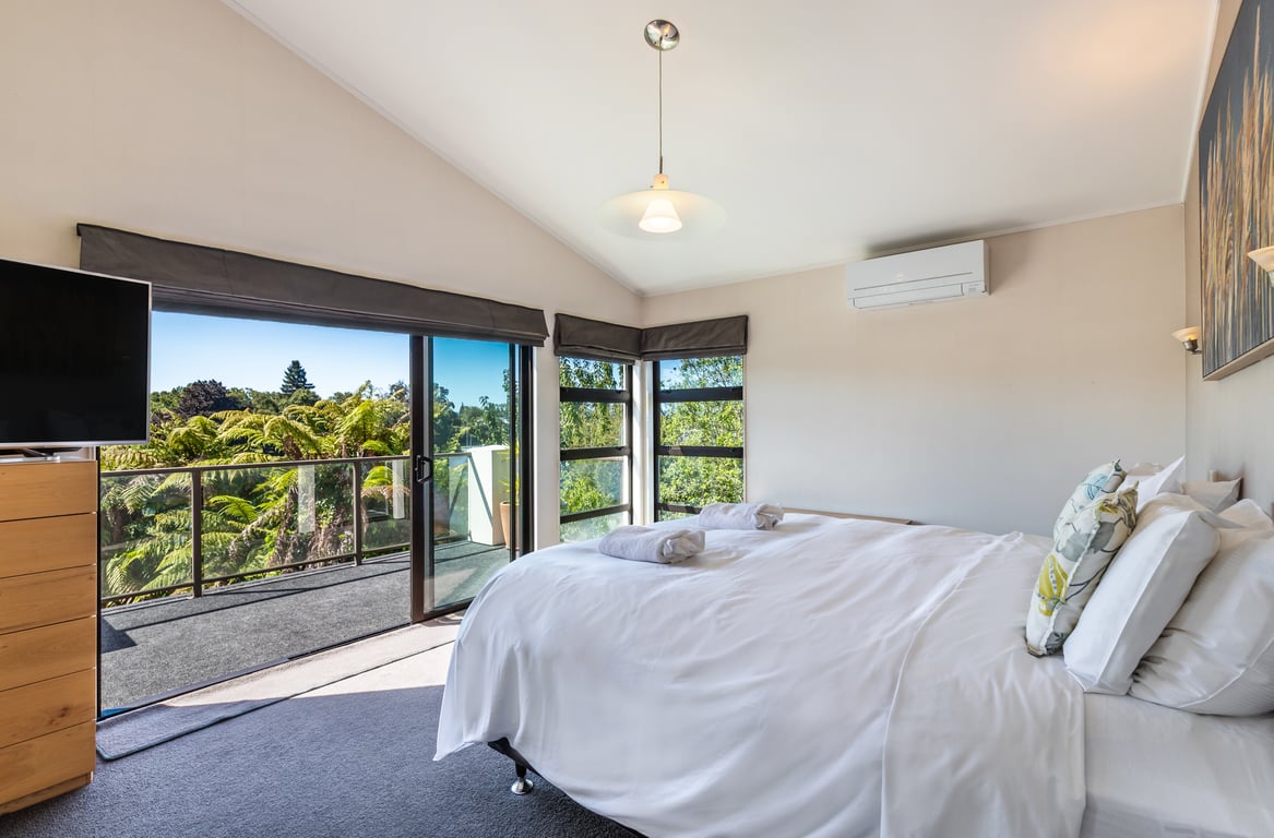 Riverside Villa - Spacious Stunning Location