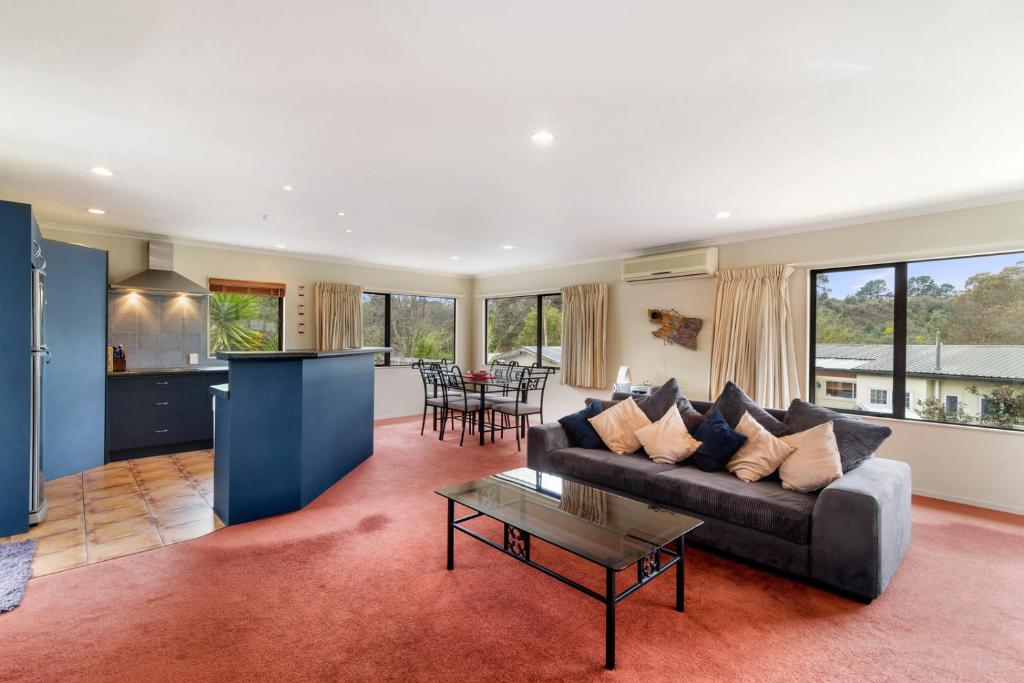 Riverbank Retreat - Family Home
