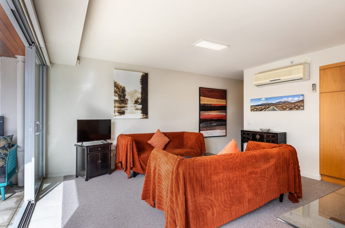Central Stylish Apartment - Walk To Lake Shops & Cafes