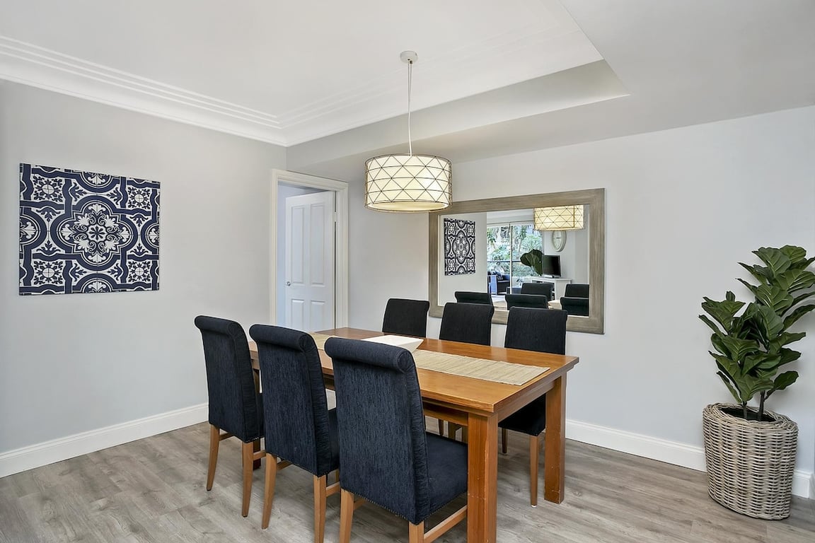 CHATS - Chatswood Convenience | Close To Transport Links