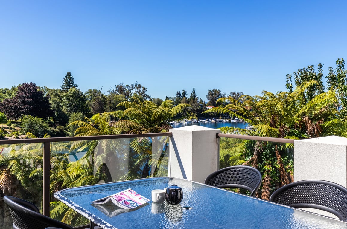 Riverside Villa - Spacious Stunning Location