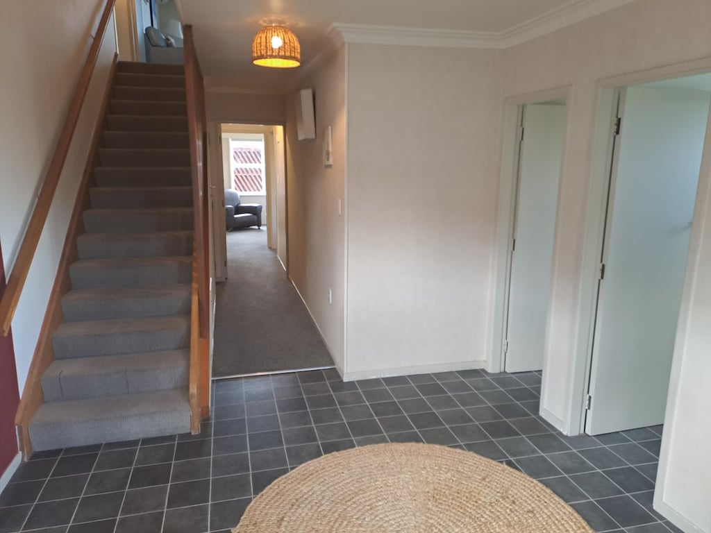 Large Home In Richmond Heights Includes Wifi
