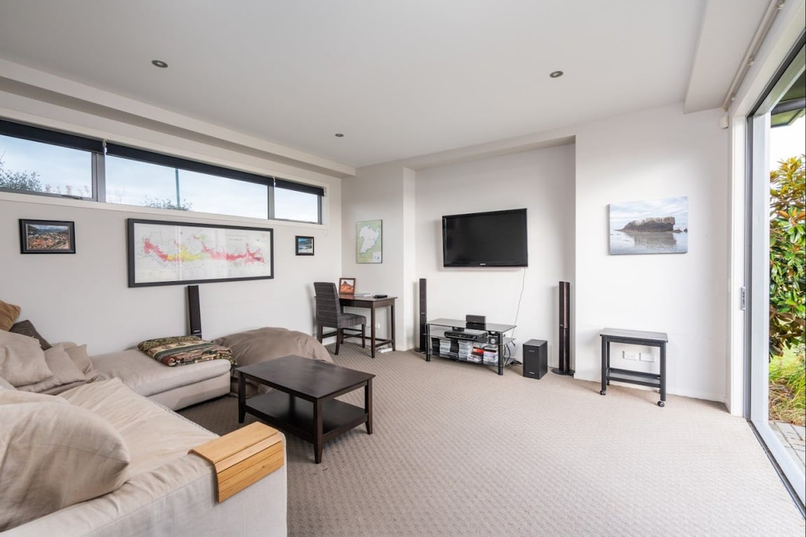 Large Modern Home Great Location & Has Wifi