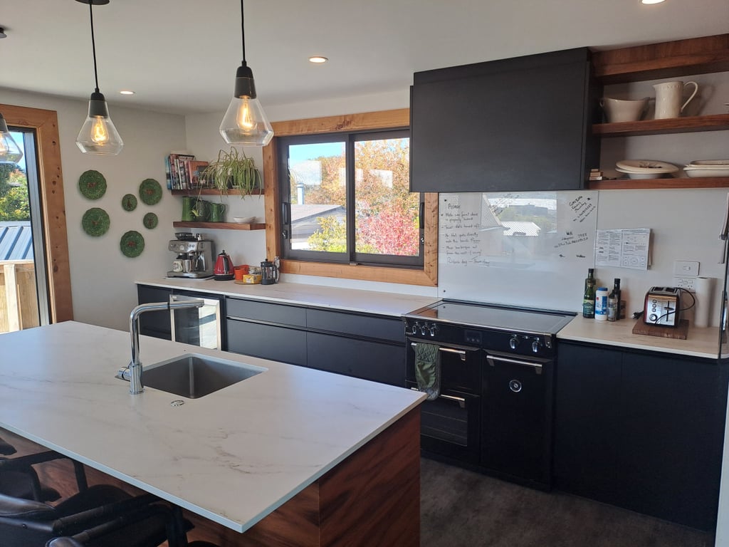 Grace Crescent - Large And Modern Family Home