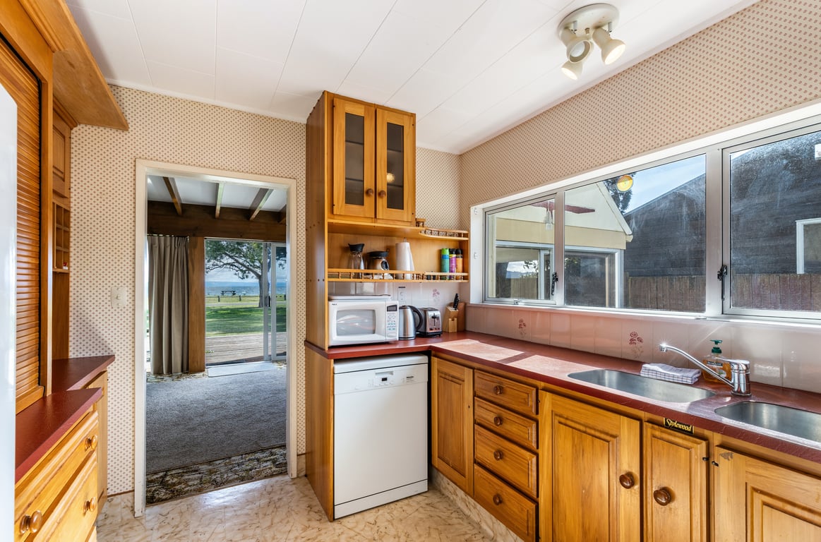 Classic Kiwi Bach By The Lake – Family Friendly In Five Mile Bay