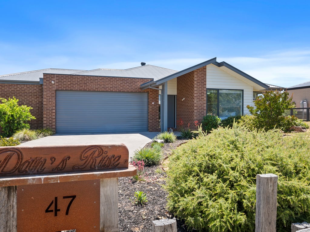 Dan's Rise - Family home with pool