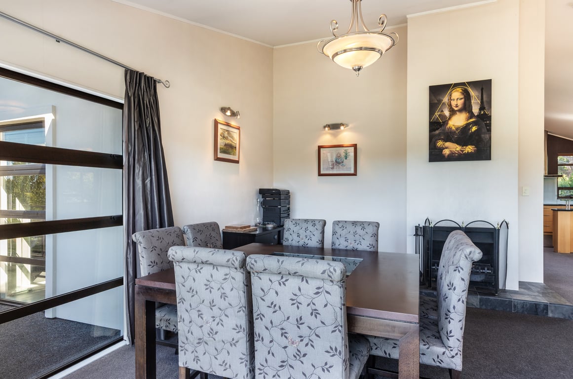 Riverside Villa - Spacious Stunning Location