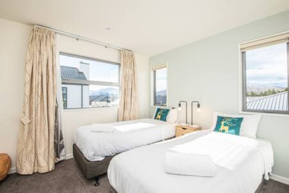 New, family friendly warm unit, mountain view