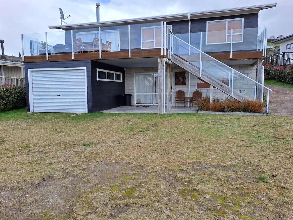 Bay Views On Isobel - Modern Home Great Location