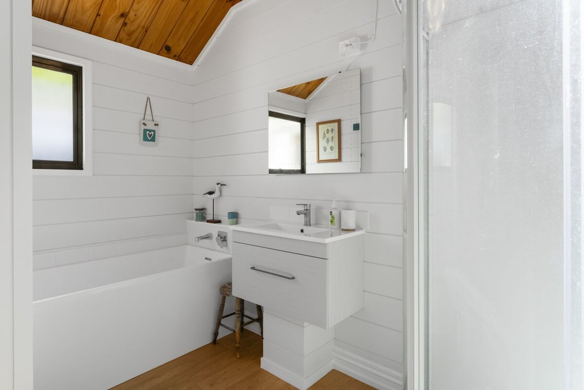 Acacia Cottage - Lake Views & Laid-Back Living