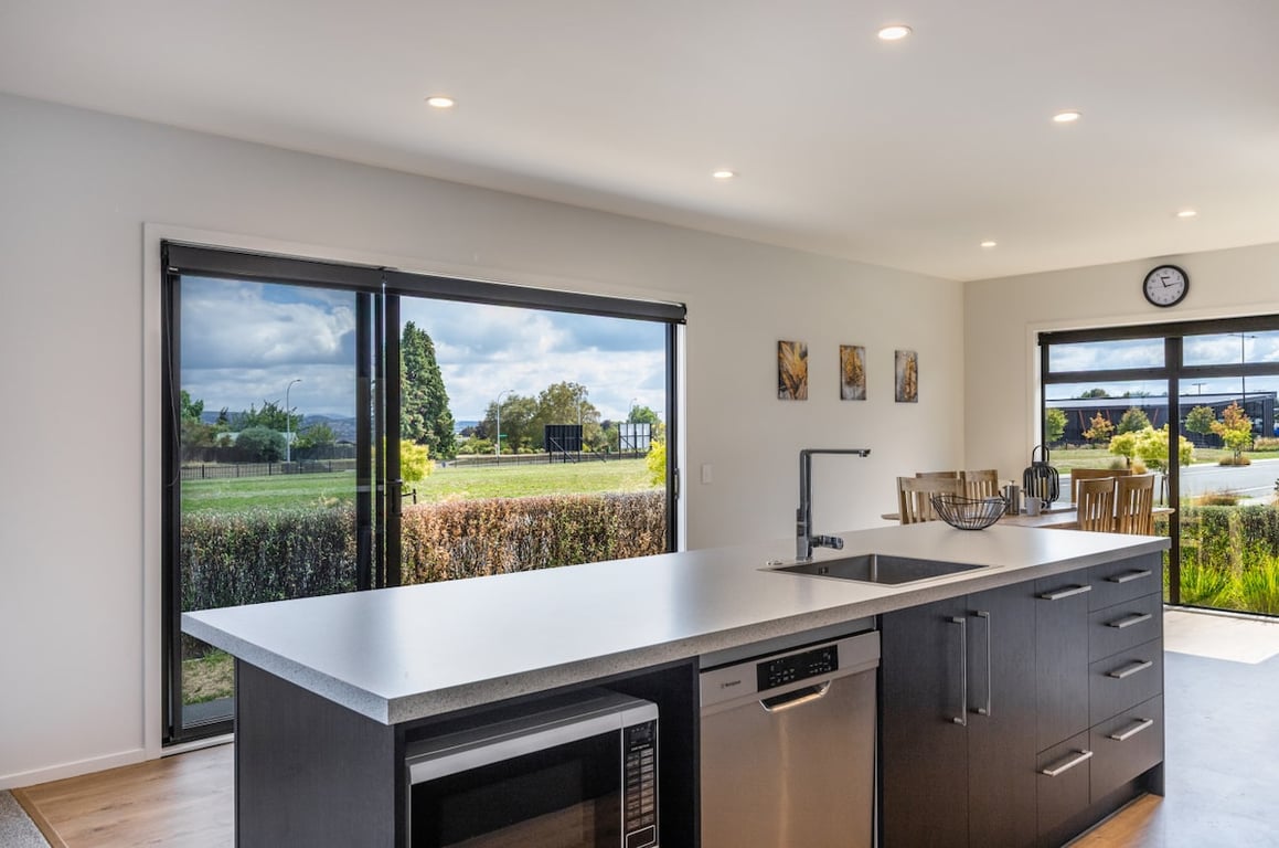 Modern Holiday Retreat - Relax & Unwind In Style