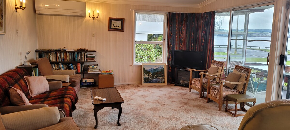 Classic Kiwi Bach - Great Location By The Lake