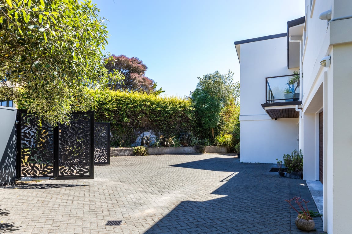 Riverside Villa - Spacious Stunning Location
