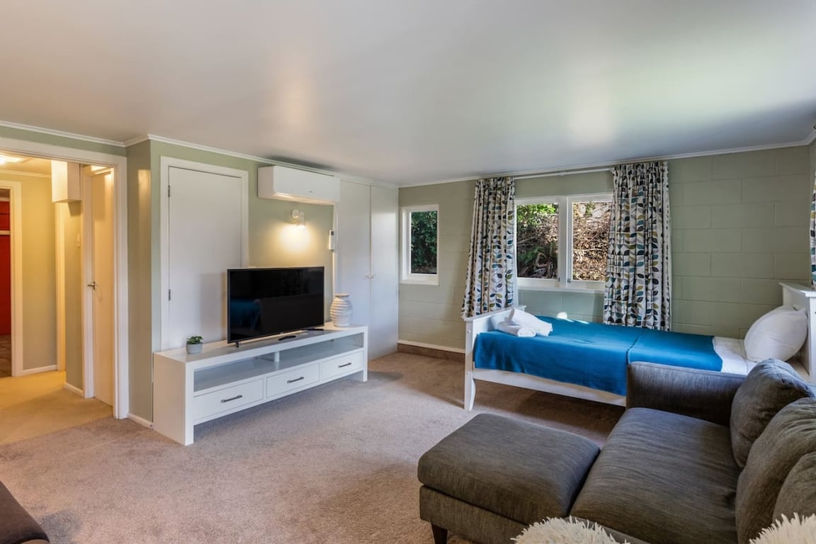 Two Mile Bay Getaway - Comfort & Convenience With Wi-Fi