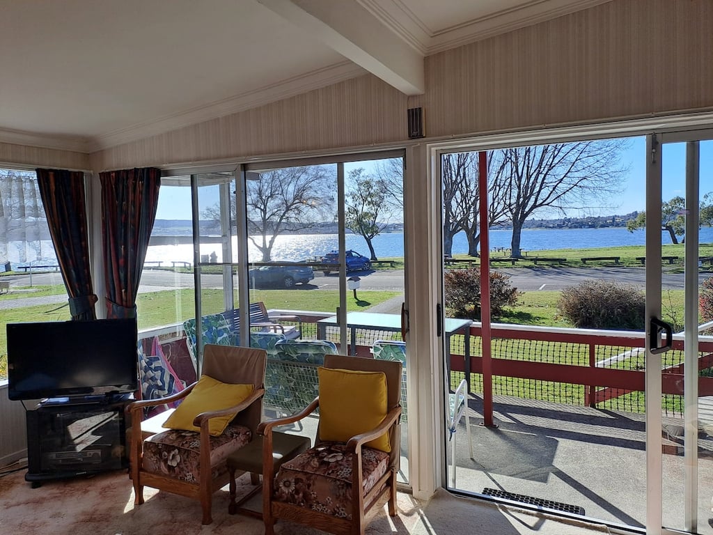 Classic Kiwi Bach - Great Location By The Lake