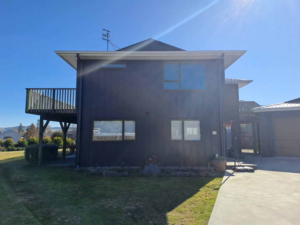 Grace Crescent - Large And Modern Family Home