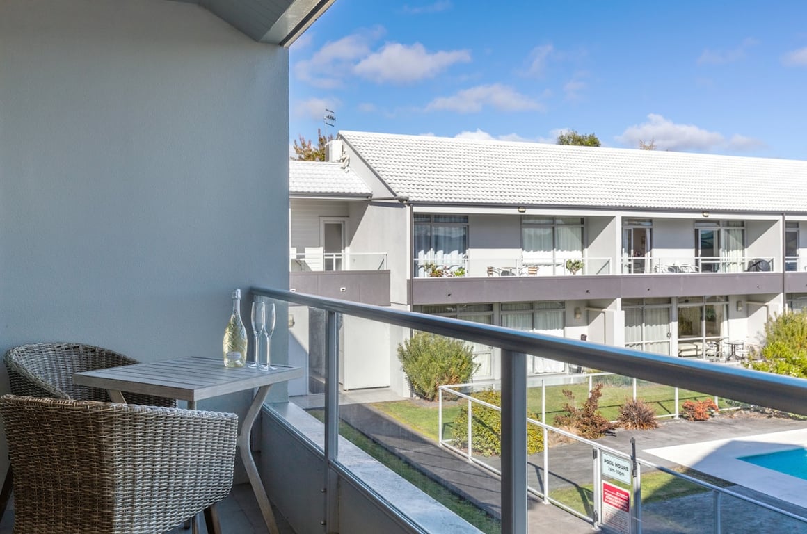 Modern Two Bedroom Apartment Great Location