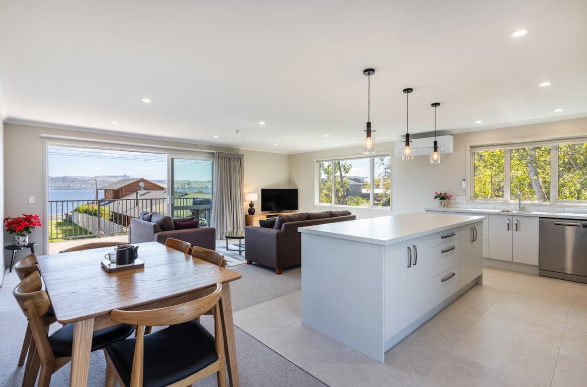 Teti Tranquility - New Build Luxury - Steps From The Great Lake