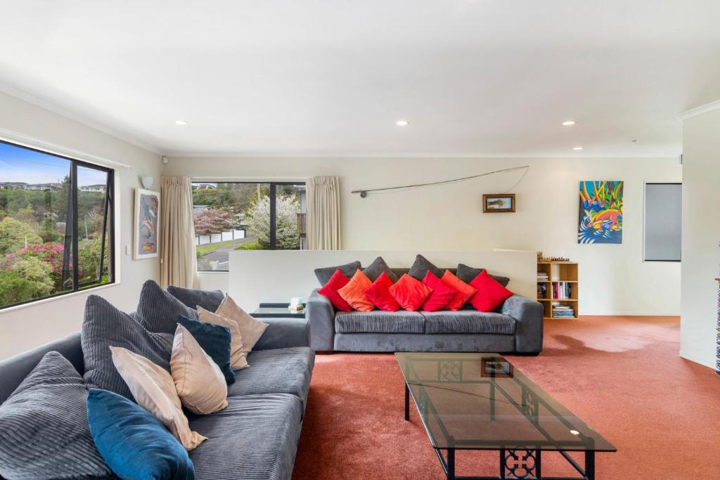 Riverbank Retreat - Family Home