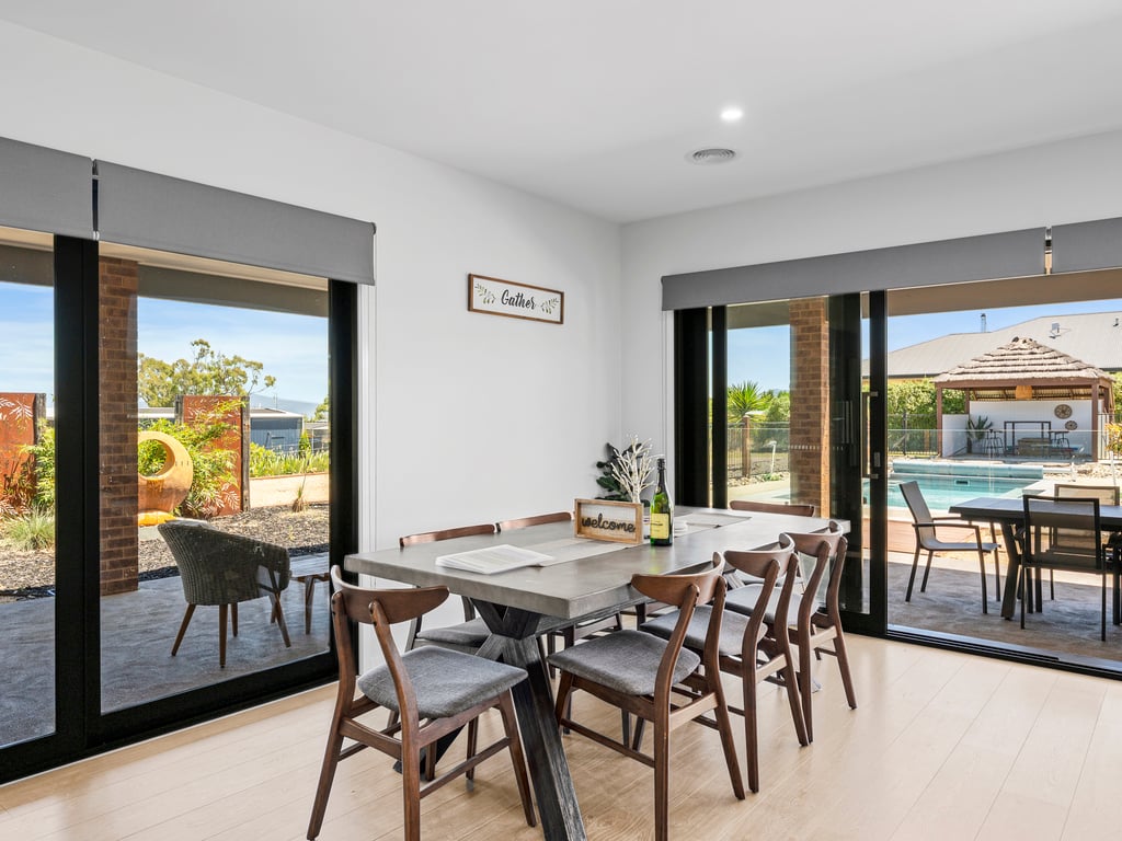 Dan's Rise - Family home with pool