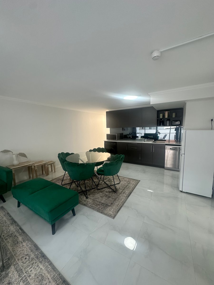 TWO BEDROOM SUITE - 1 QUEEN & 3 SINGLES