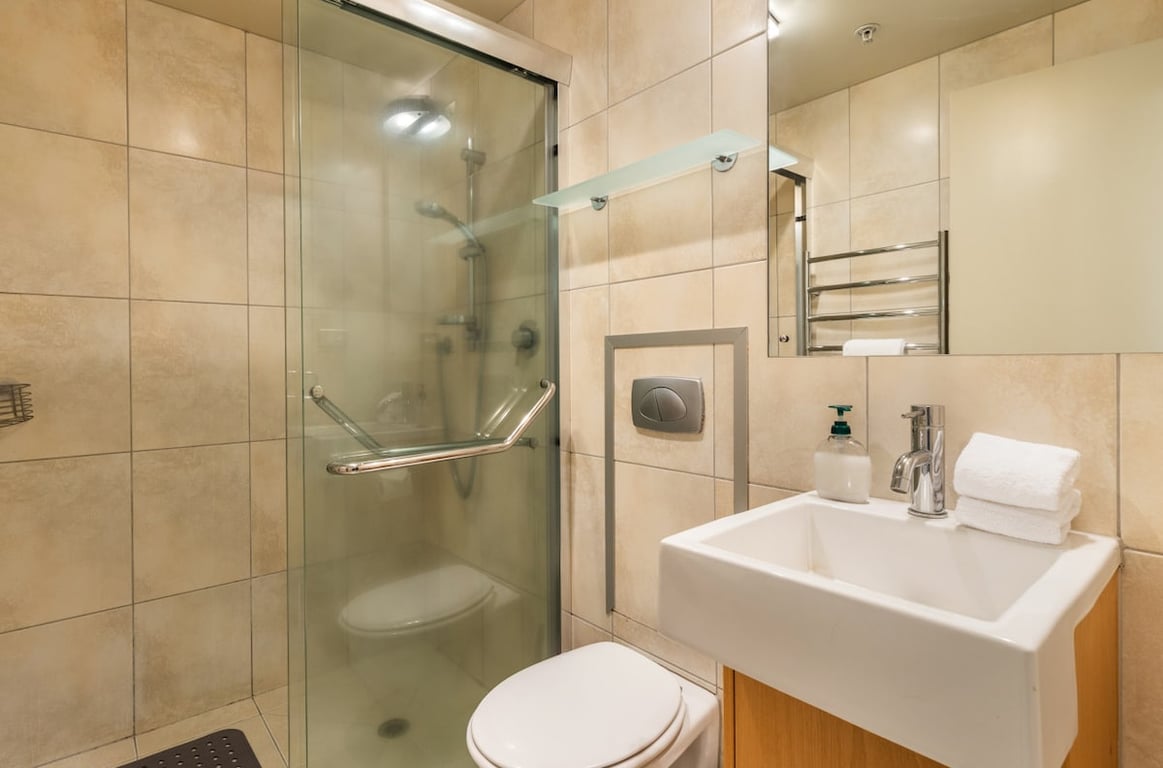 Central Stylish Apartment - Walk To Lake Shops & Cafes