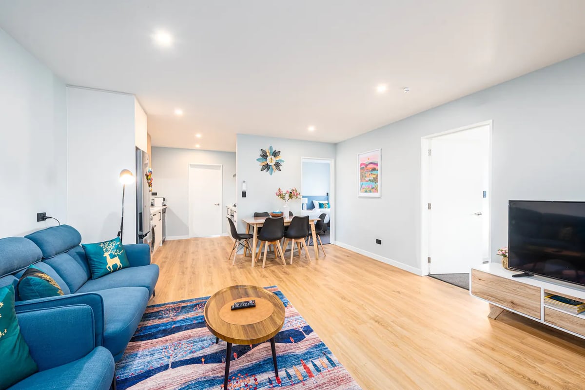 New, family friendly warm unit, free parking