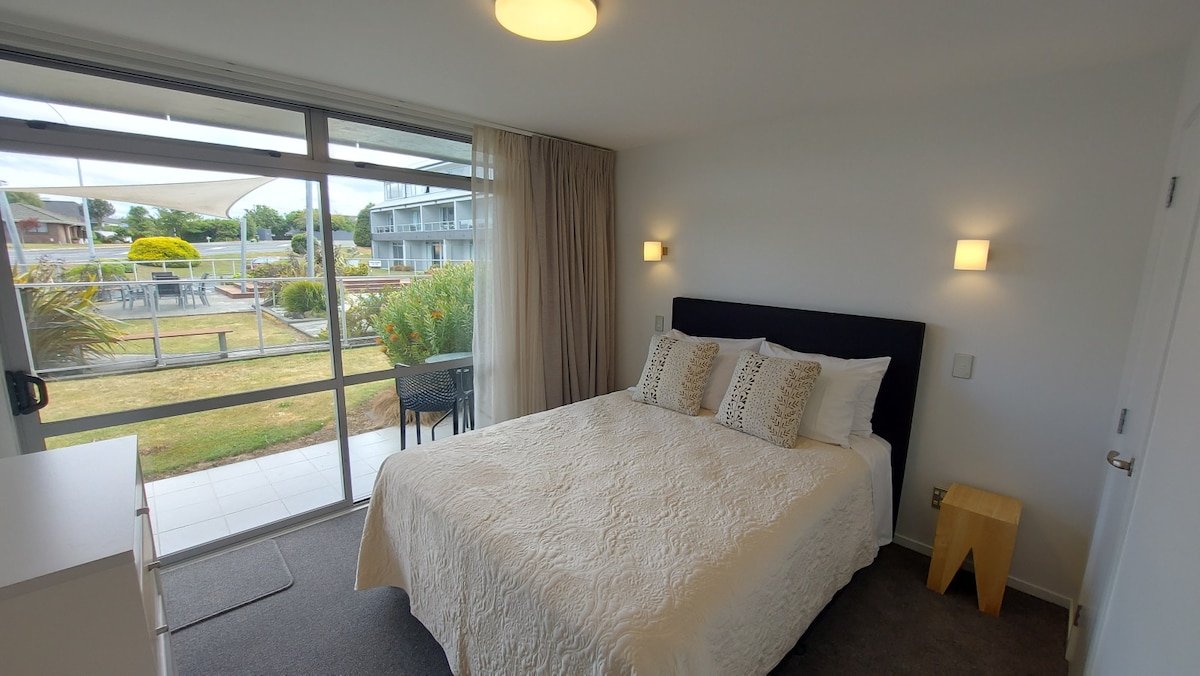 Lakeside Gem - Your Modern Retreat