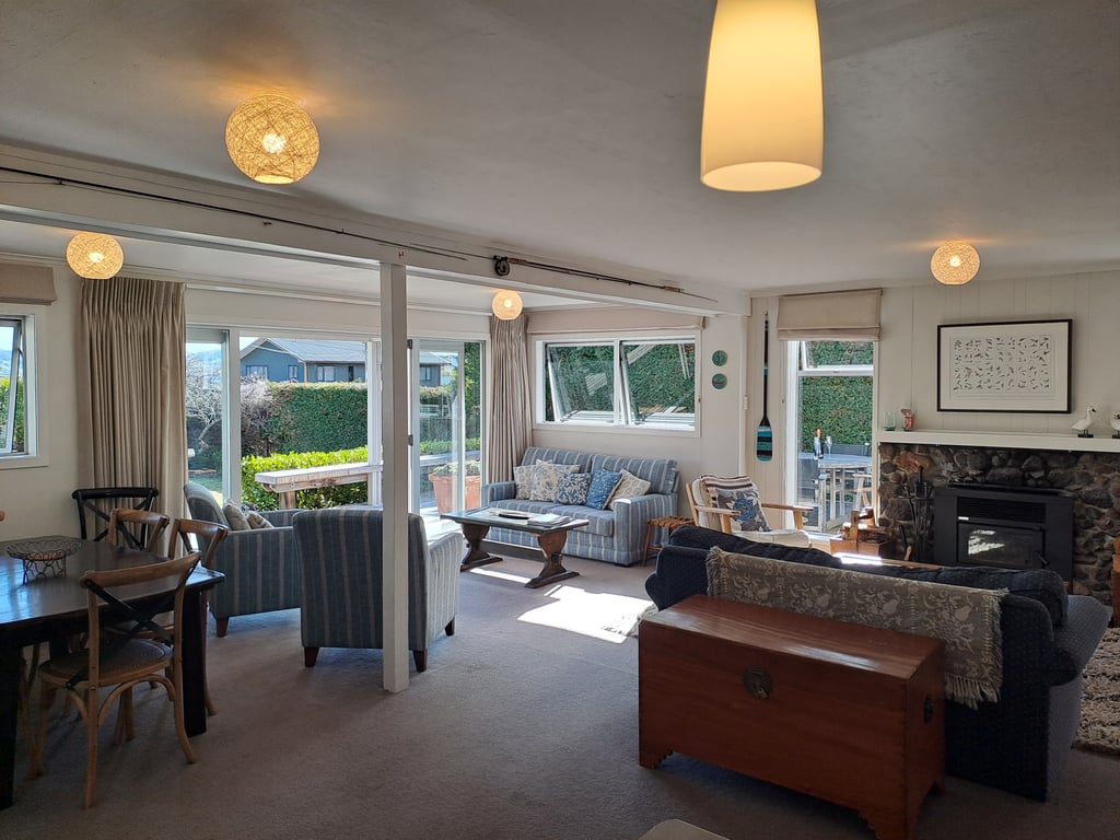 Teti Bay Bach - Great Outdoor Living And Just A Short Walk To The Lake!