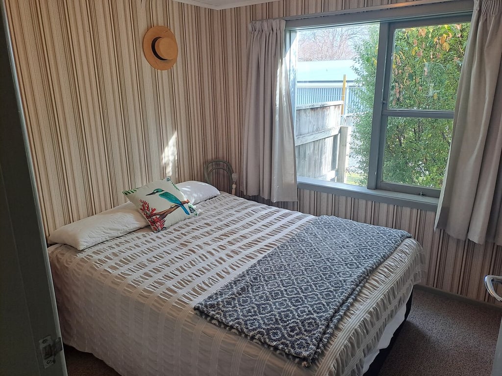 Pencarrow Lodge - Classic Kiwi Bach Close To Lake