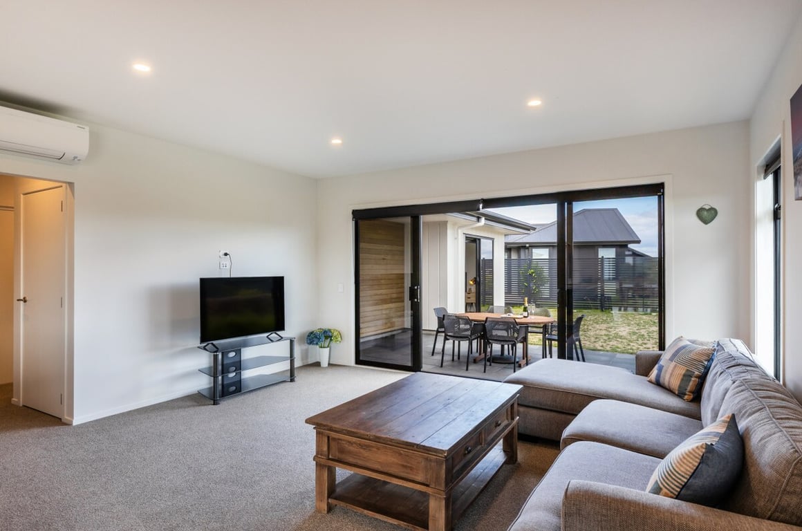 Modern Holiday Retreat - Relax & Unwind In Style