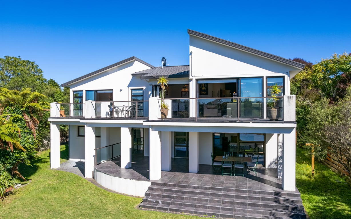 Riverside Villa - Spacious Stunning Location