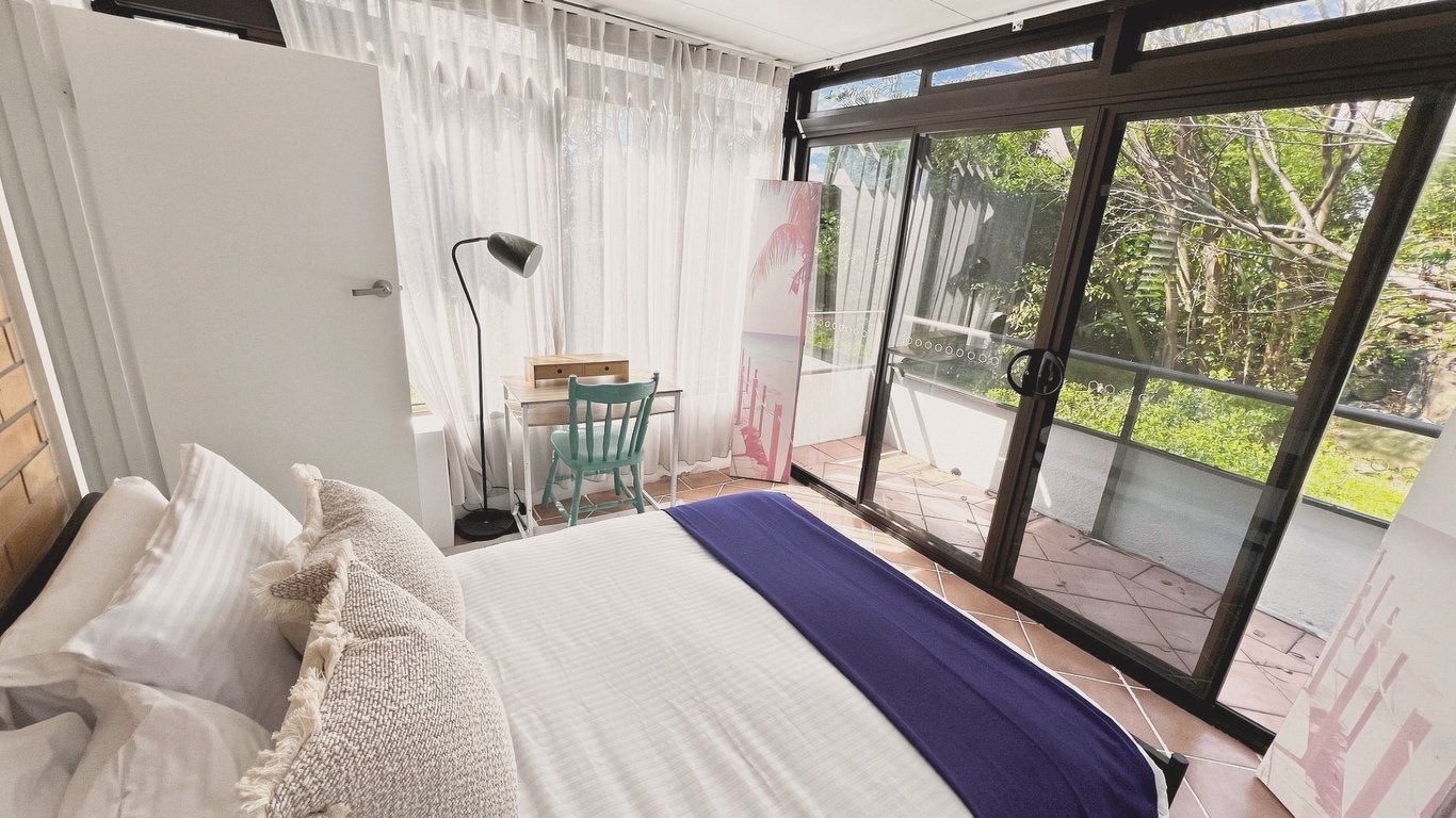 EST11 - Balmoral Breeze | Leafy 2-Bed Duplex Garden Apartment Near the Beach