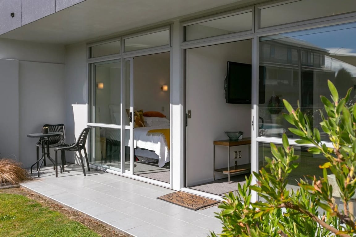 Lakeside Gem - Your Modern Retreat